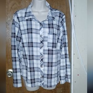Large plaided buttoned top